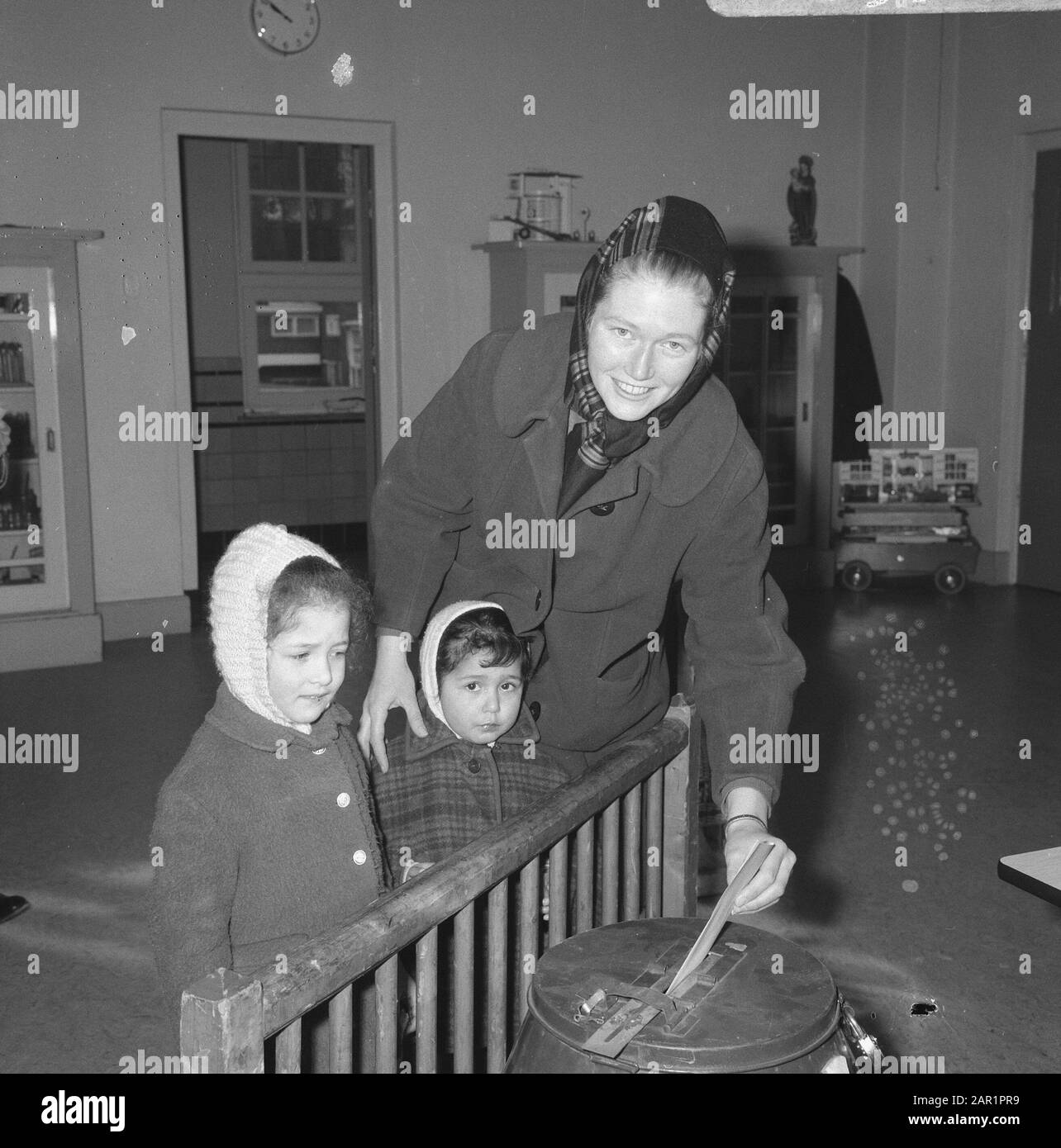 Primo voto, donna con figli alle urne Data: 23 Marzo 1966 Parole Chiave: Bambini, VOCI, donne Foto Stock