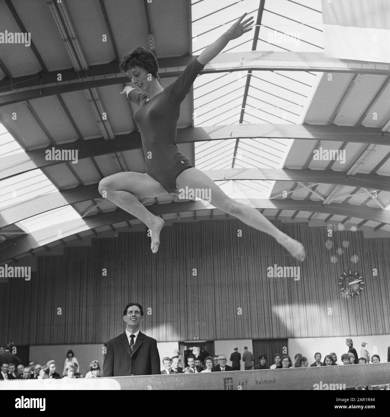Ria Rietveld turnChampion, qui durante il suo esercizio al bar Data: 3 aprile 1966 Parole Chiave: Balance Bars, campioni, ginnastica Nome personale: Rietveld-van Velsen, Ria Foto Stock