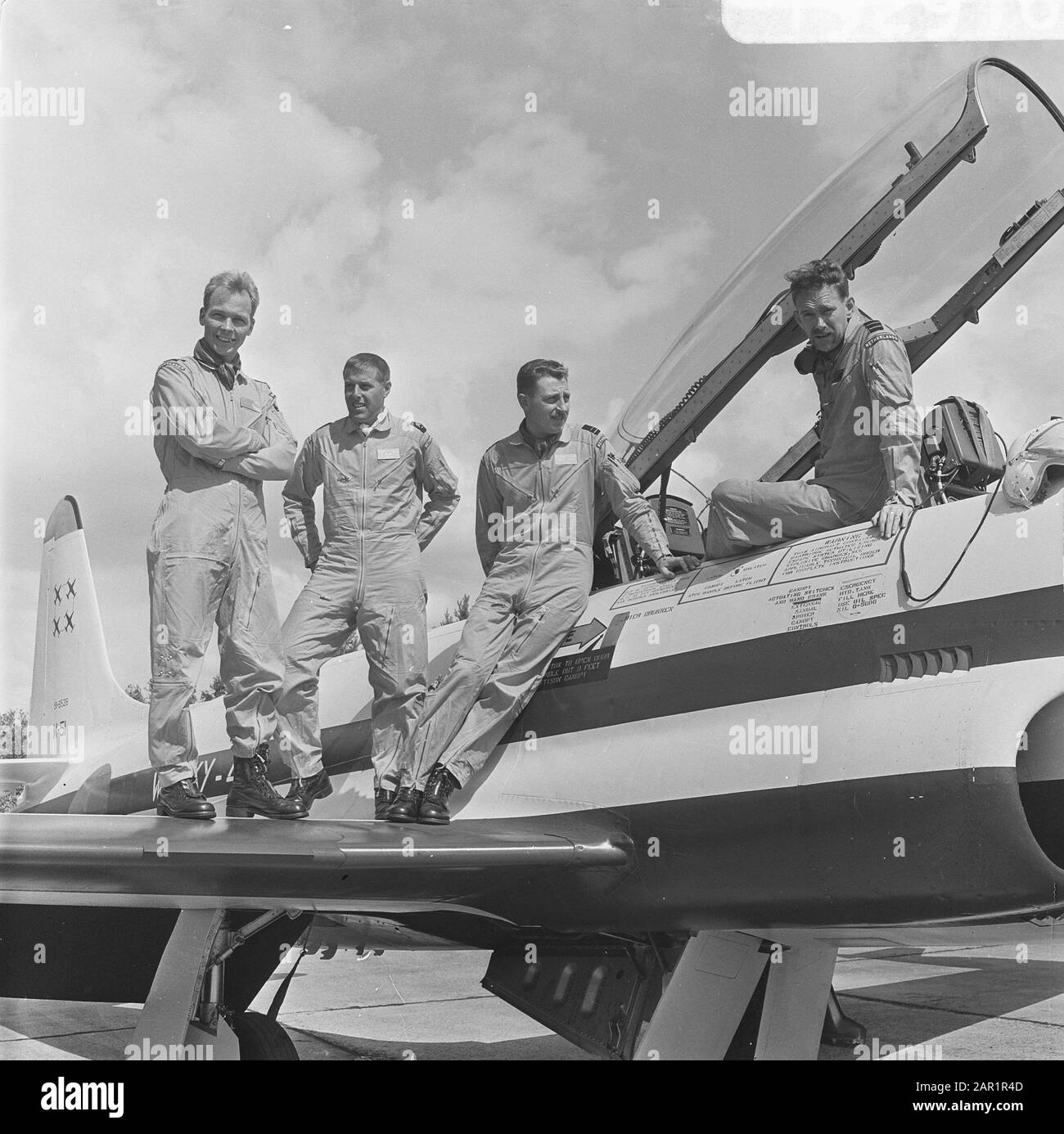 Olandese stunt team Whisky Quattro dieci anni, la squadra in uno dei loro Chests Data: 22 giugno 1966 Parole Chiave: Stunt team Foto Stock