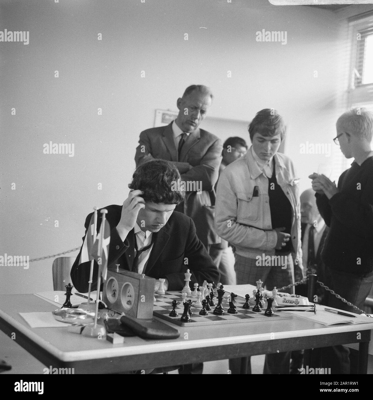 Torneo di scacchi IBM, campione della gioventù E.C. Scholl durante la sua partita Data: 13 luglio 1966 Parole Chiave: Scacchi, partite Nome personale: E.C. Scholl Institution Name: Ibm Chess Tournament : Evers, Joost/Anefo Foto Stock