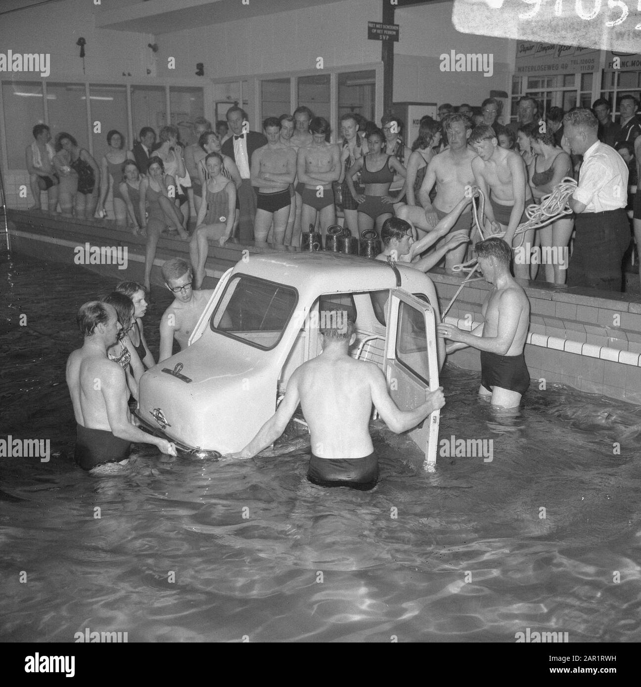 Lezioni di guida sull'acqua, l'auto di istruzione è lanciato Data: 2 maggio 1966 Parole Chiave: Lezioni di equitazione Foto Stock