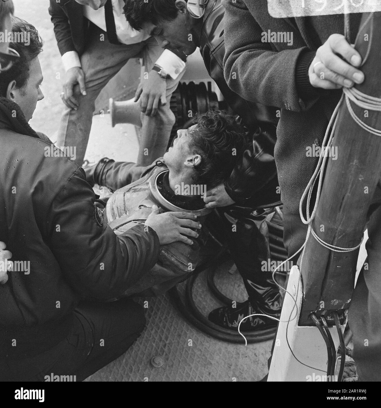Diving Marathon Jan Vos failed, completely dazed and irrigided Jan Vos is taken to board (after 11 hours under water) Date: July 16, 1966 Keywords: Divers Nome personale: Jan Vos Foto Stock