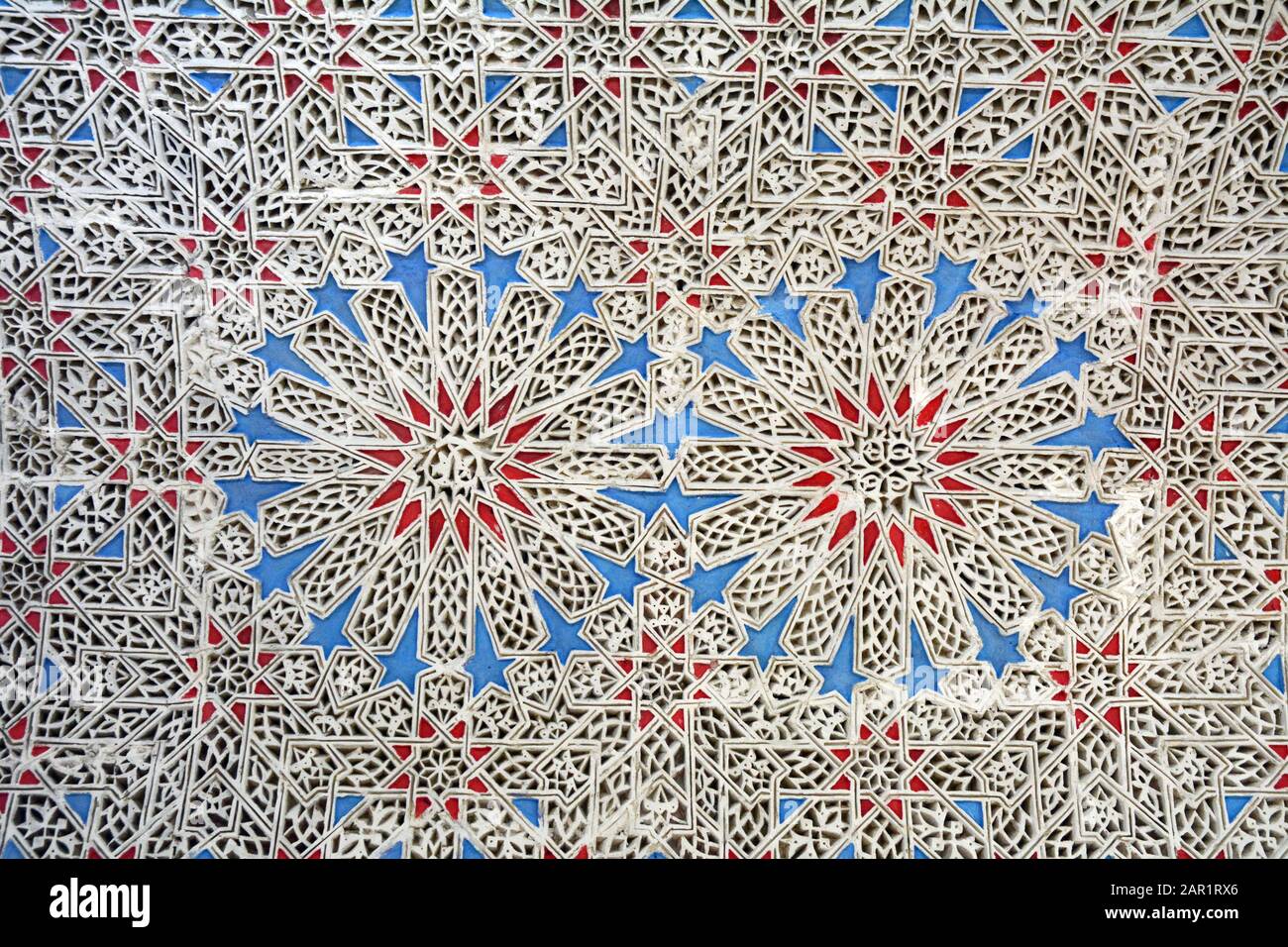 18th secolo Islamic casa soffitto disegni geometrici in stucco scolpito gesso noto come Naqsh-hadida, nel Bardo Museum a Tunisi, Tunisia. Foto Stock