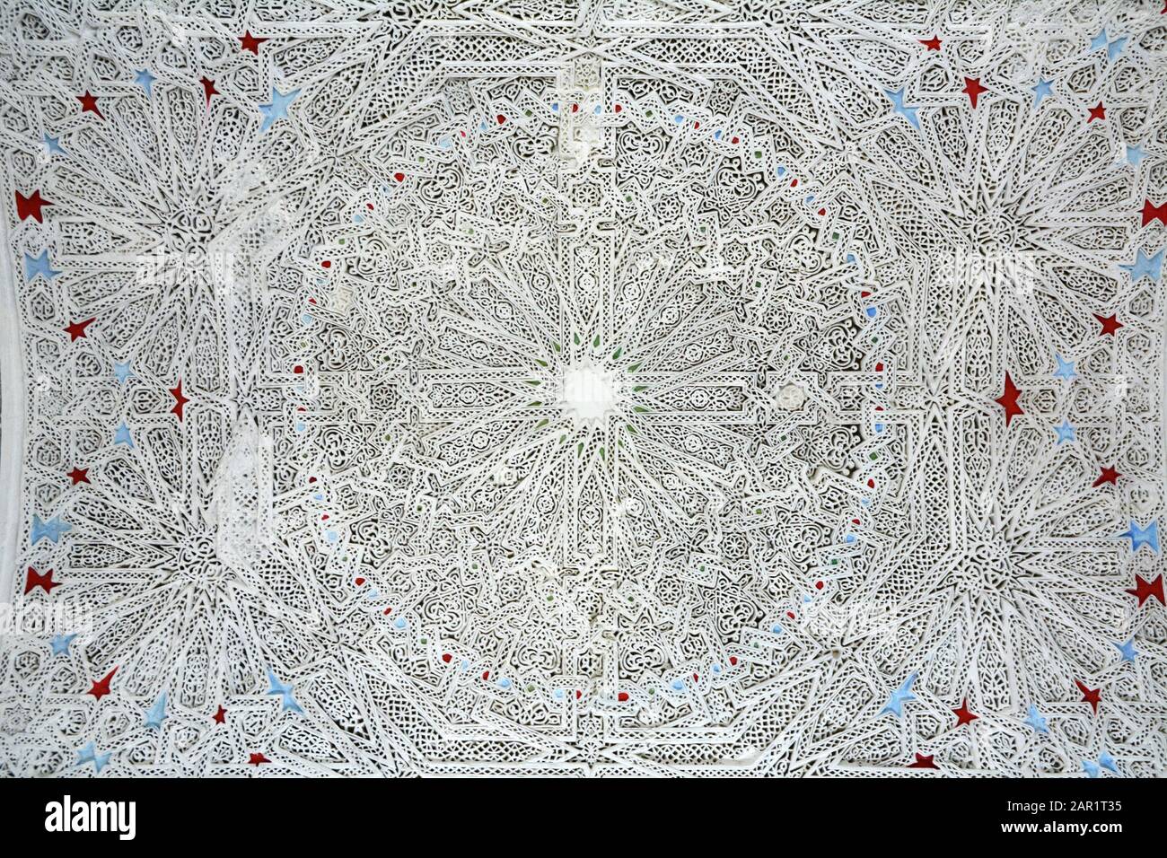 18th secolo Islamic casa soffitto disegni geometrici in stucco scolpito gesso noto come Naqsh-hadida, nel Bardo Museum a Tunisi, Tunisia. Foto Stock
