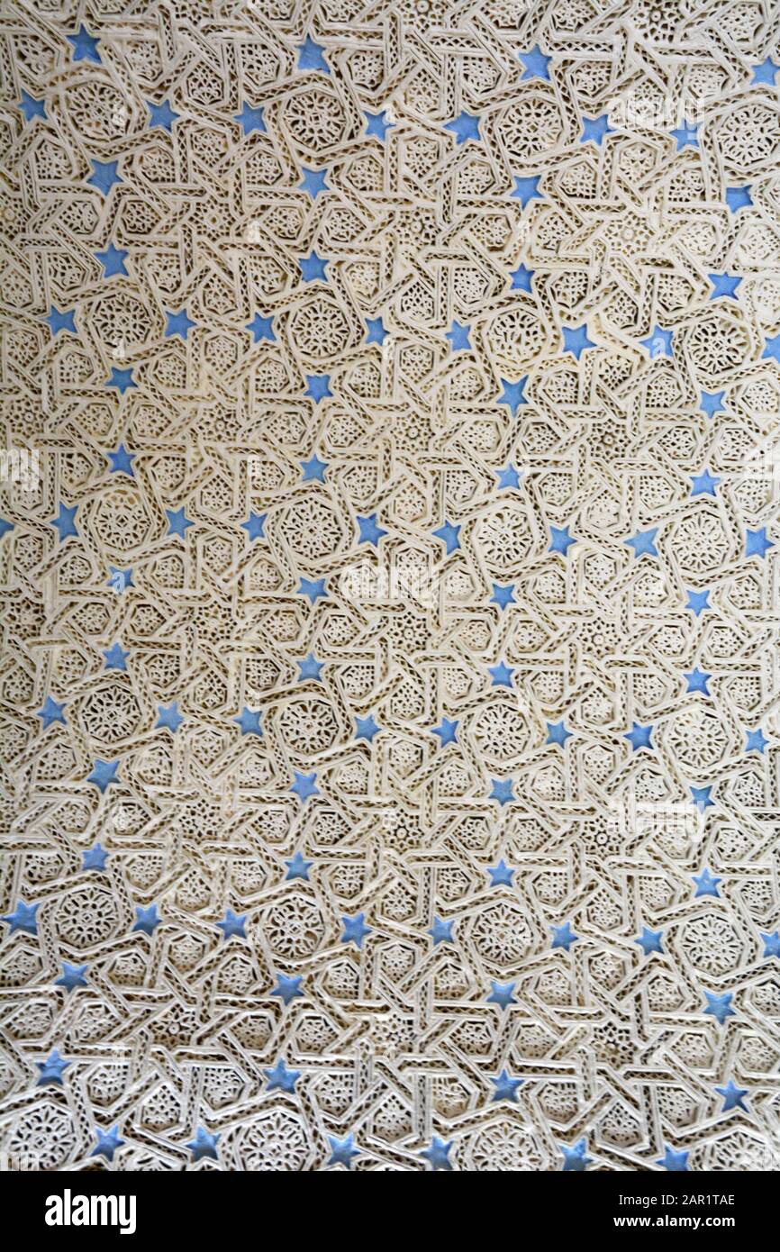 18th secolo Islamic casa soffitto disegni geometrici in stucco scolpito gesso noto come Naqsh-hadida, nel Bardo Museum a Tunisi, Tunisia. Foto Stock