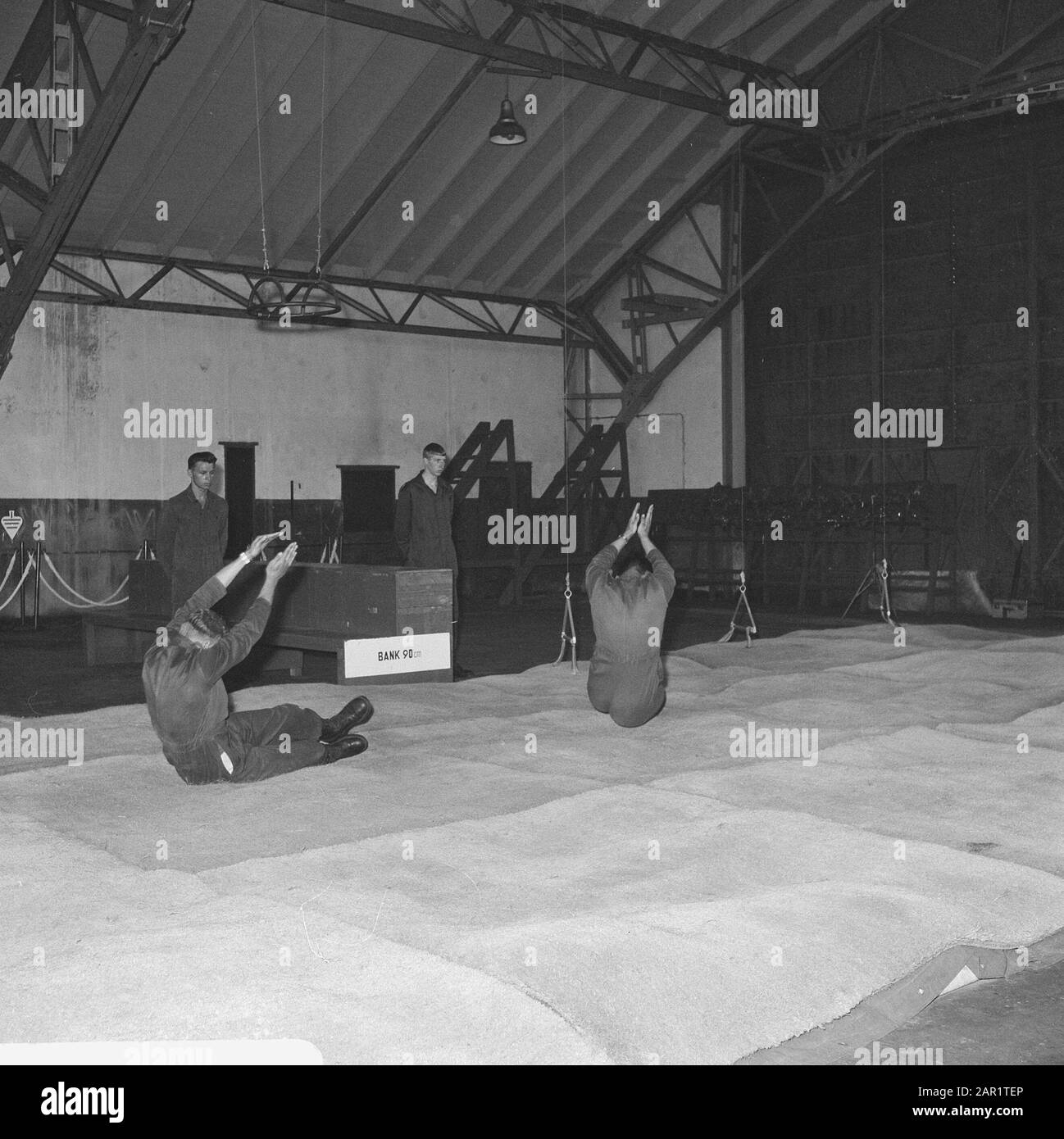Formazione Paracadute A Gilze-Rijen (Nb) Data: 19 Maggio 1966 Luogo: Gilze, Righe Parole Chiave: Paracadutisti Foto Stock
