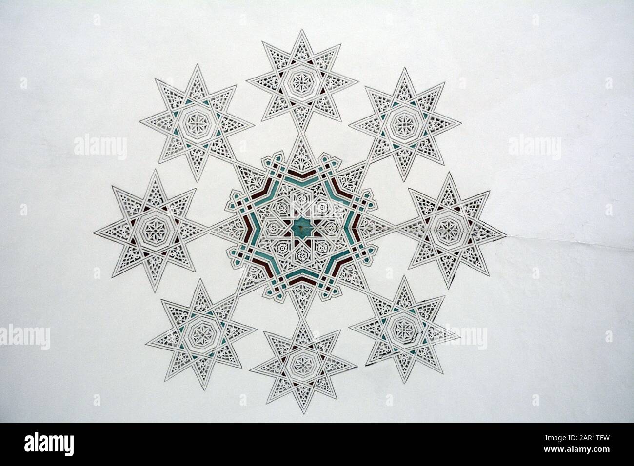 18th secolo Islamic casa soffitto disegni geometrici in stucco scolpito gesso noto come Naqsh-hadida, nel Bardo Museum a Tunisi, Tunisia. Foto Stock