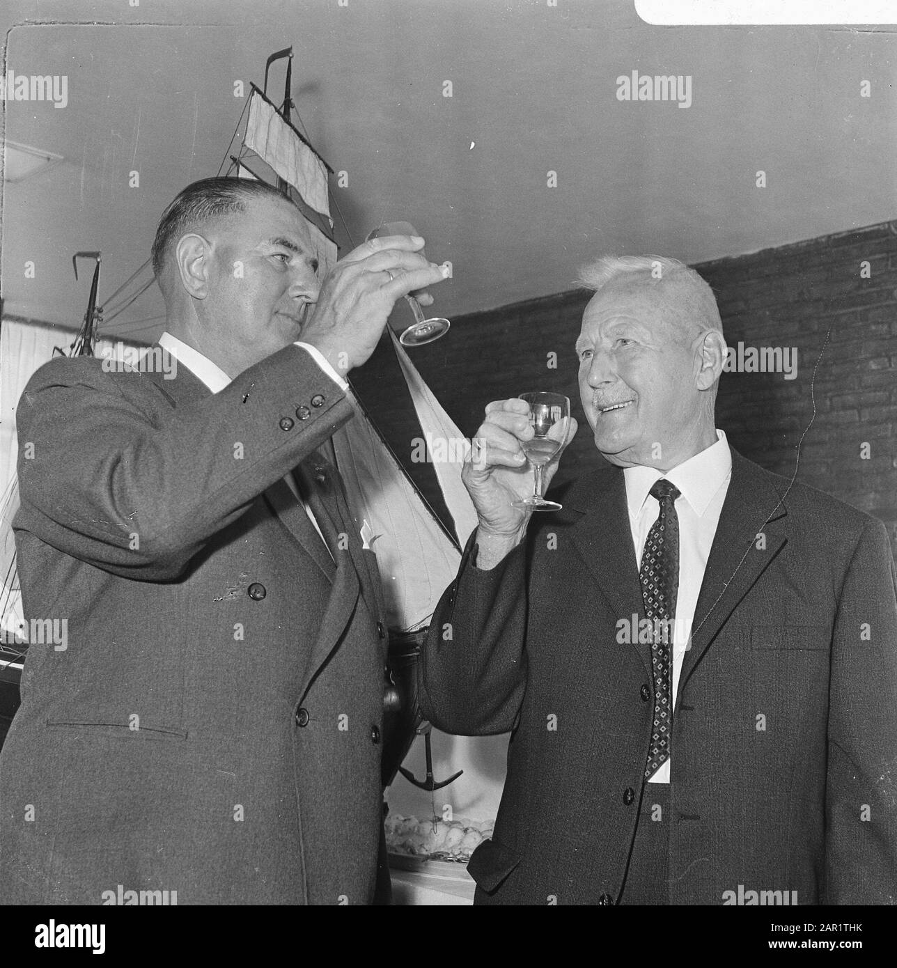 Capitano A.C. Falcon (78) dice addio al gruppo Verolme Capitano A.C. Falcon alza il calice con Cornelis Verolme Data: 1 settembre 1966 Parole Chiave: Ritratti di gruppo, anniversari Nome personale: Valk, A.C., Verlome, C. Foto Stock