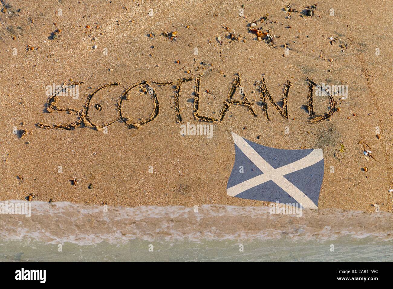 Brexit, Referendum, Scozia 2020 a Sand geschrieben, mit schottischer Flagge Foto Stock