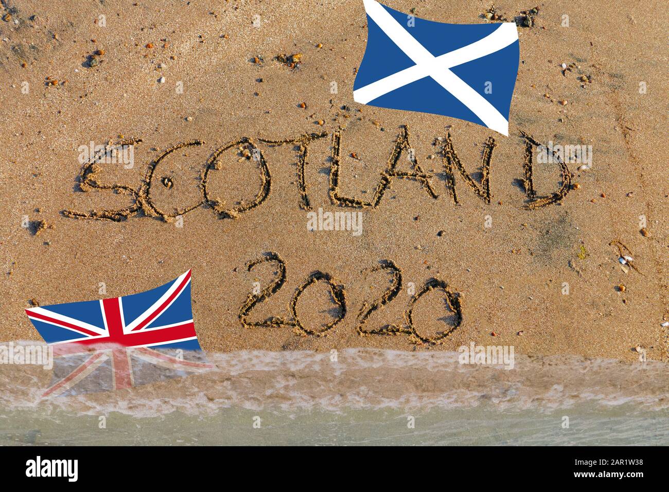 Brexit, Referendum, Scozia 2020 a Sand geschrieben, mit schottischer Flagge und Union Jack Foto Stock