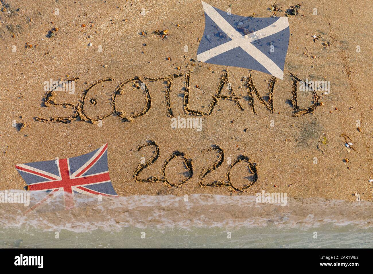 Brexit, Referendum, Scozia 2020 a Sand geschrieben, mit schottischer Flagge und Union Jack Foto Stock