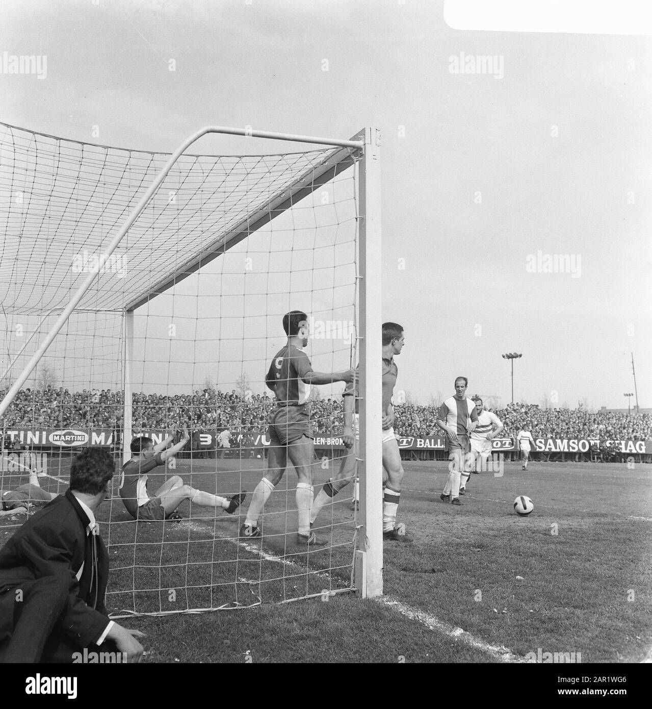 Elinkwijk contro DOS 0-2, Attack Elinkwijk, v.n.r. Van der Merkt, Oomens, Hoogeveen en Aarts Data: 30 aprile 1967 luogo: Hoogeveen Parole Chiave: Sport, calcio Foto Stock