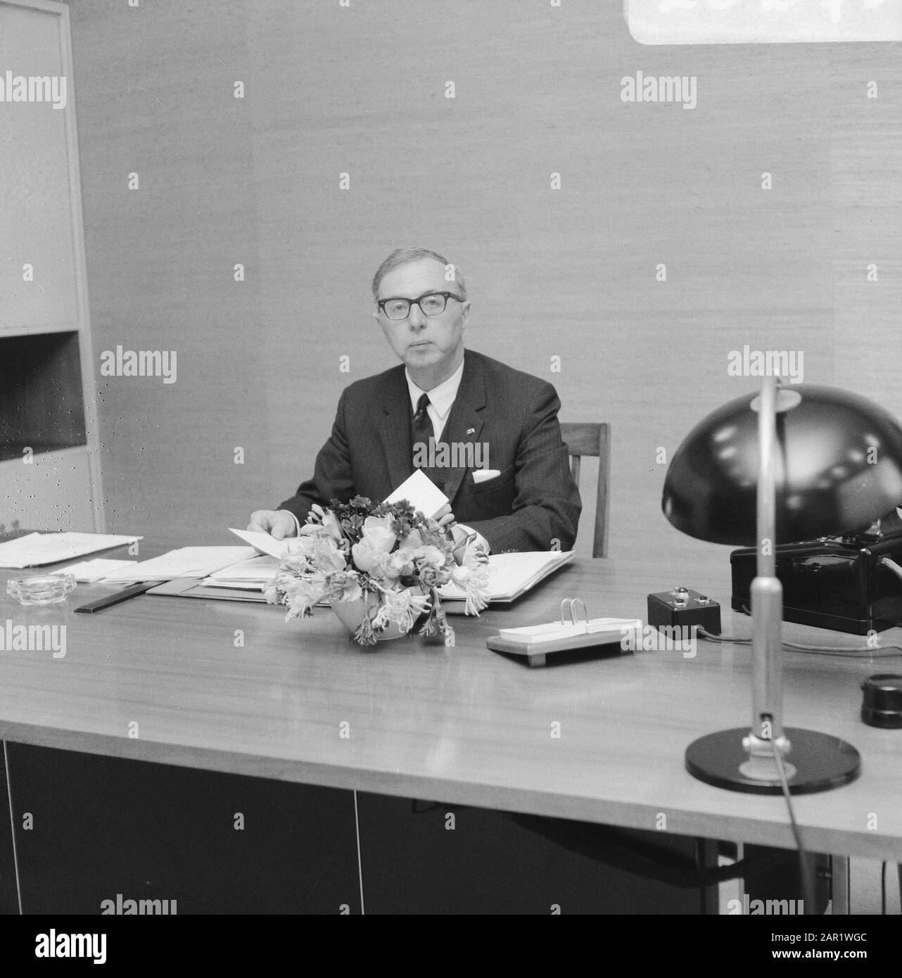 Prof. Zijlstra, direttore della Banca Olandese, qui alla reception Data: 2 maggio 1967 Parole Chiave: Banche, uffici, direttori Foto Stock