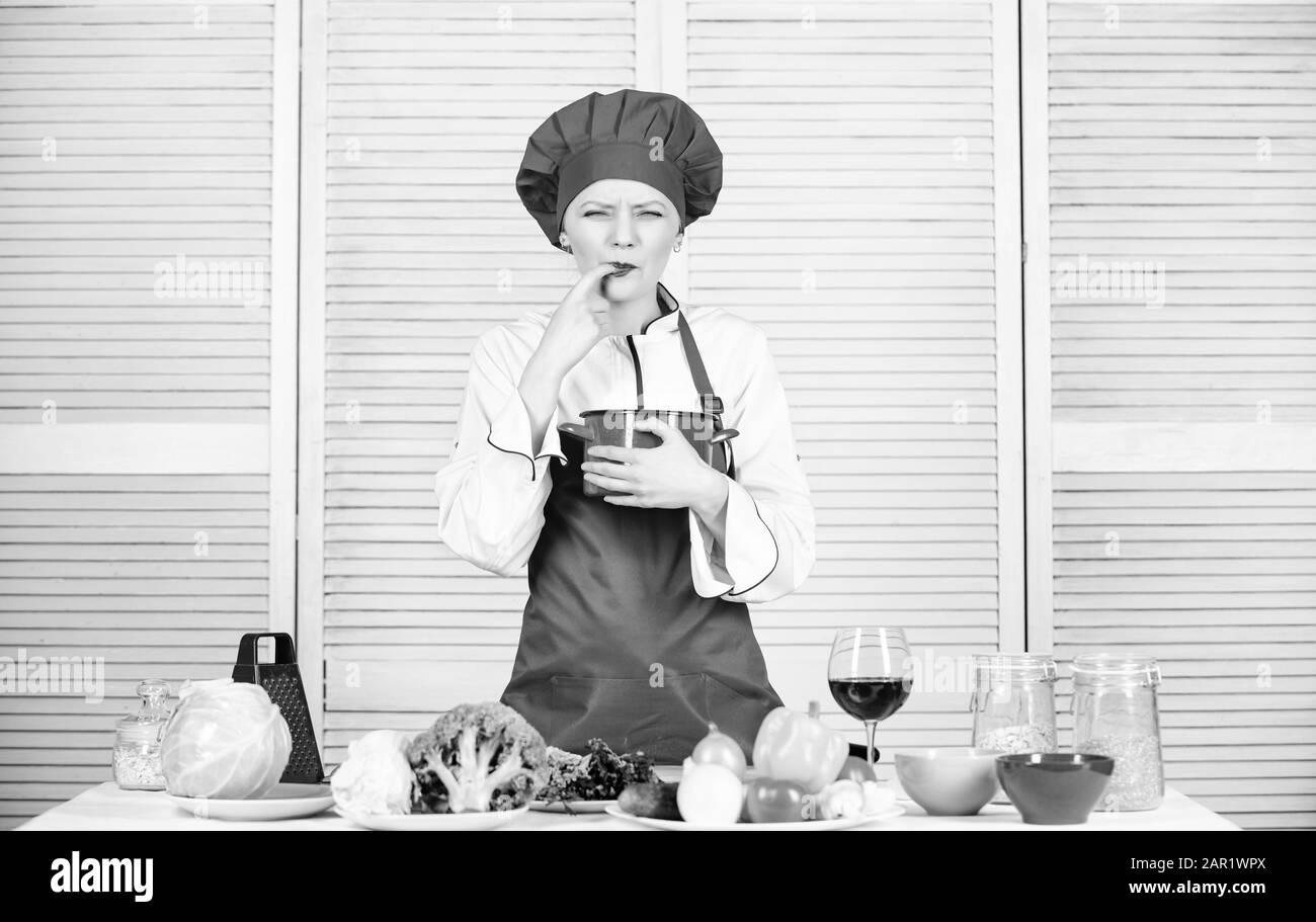 Mangiare biologica e vegetariana. Casalinga. Il menu del ristorante. Dieta. donna in cook hat e grembiule. professionale chef in cucina. donna felice per la cottura di alimenti sani da ricetta. Cibo crudo. Foto Stock