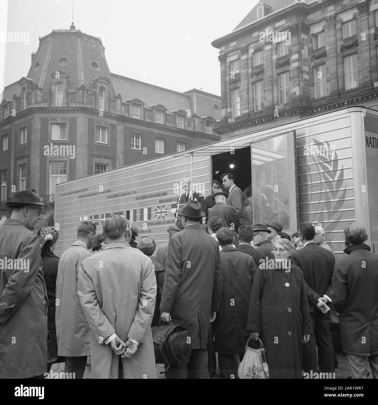 Nazioni Unite Mostra di francobolli itineranti su Piazza Dam ad Amsterdam mostre, camion, francobolli Data: 13 ottobre 1966 Località: Amsterdam, Noord-Holland Parole Chiave: Francobolli, francobolli mostre, camion Foto Stock