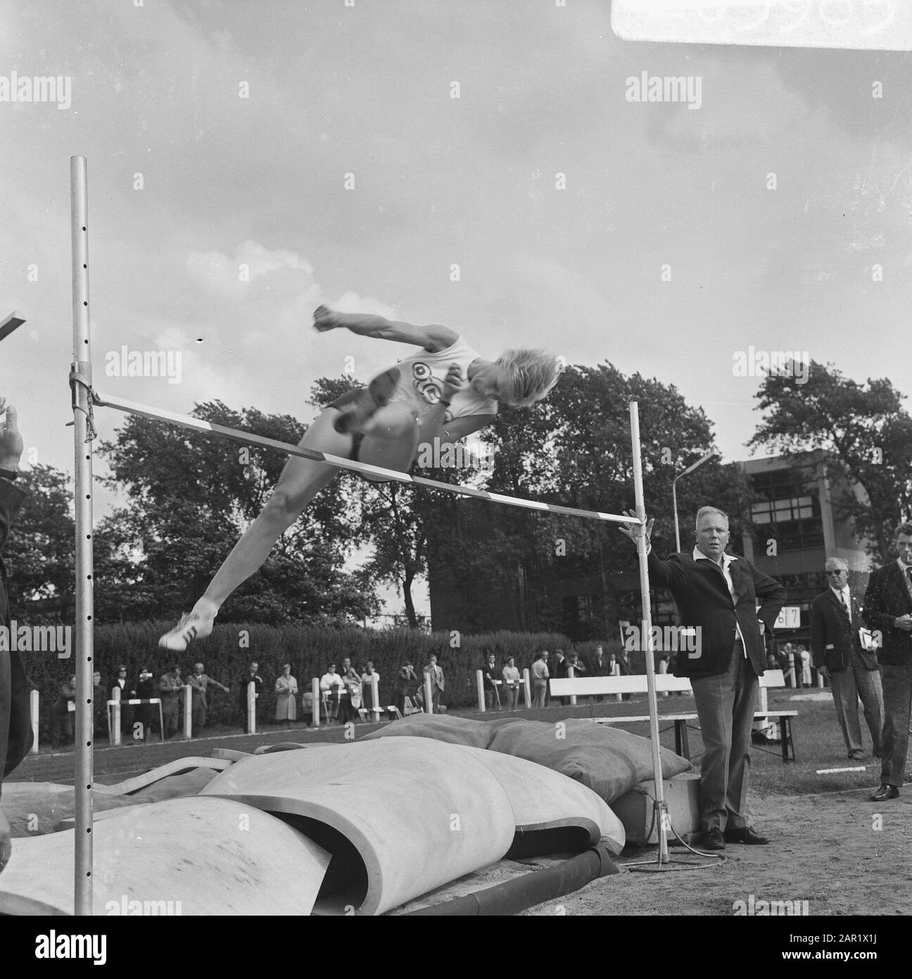 Campionato Olandese Di Atletica Rotterdam. Marjan Thomas campione High Jump Data: 13 agosto 1967 Località: Rotterdam, Zuid-Holland Parole Chiave: HIGHJUP, atletica leggera, campionati Nome personale: Thomas, Marjan Foto Stock