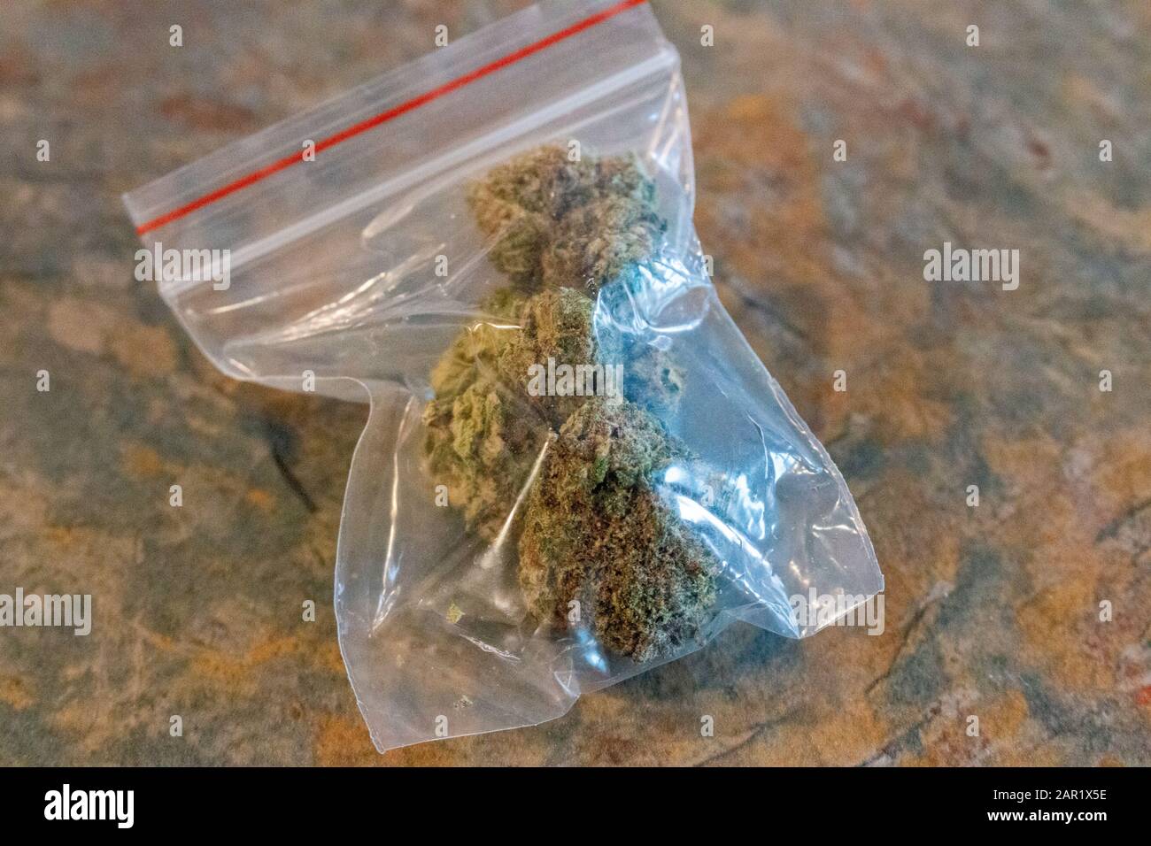 Grande sacchetto di plastica di cannabis medicinale (marijuana). Foto Stock