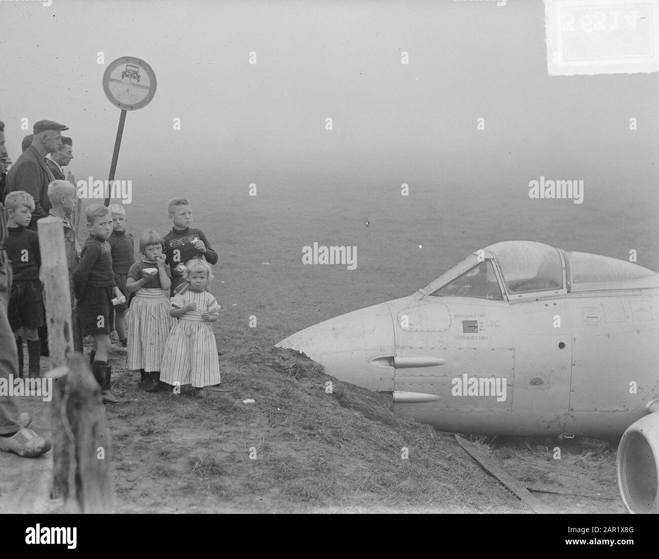 Dutch Gloster Meteor MK.IV Combattente jet della Royal Air Force a Volendam si schiantò cq atterraggio di emergenza fatto Data: 28 settembre 1949 luogo: Noord-Holland, Volendam Parole Chiave: Air Force, Aviation, Incidenti, Aircraft Institution Nome: Royal Air Force Foto Stock