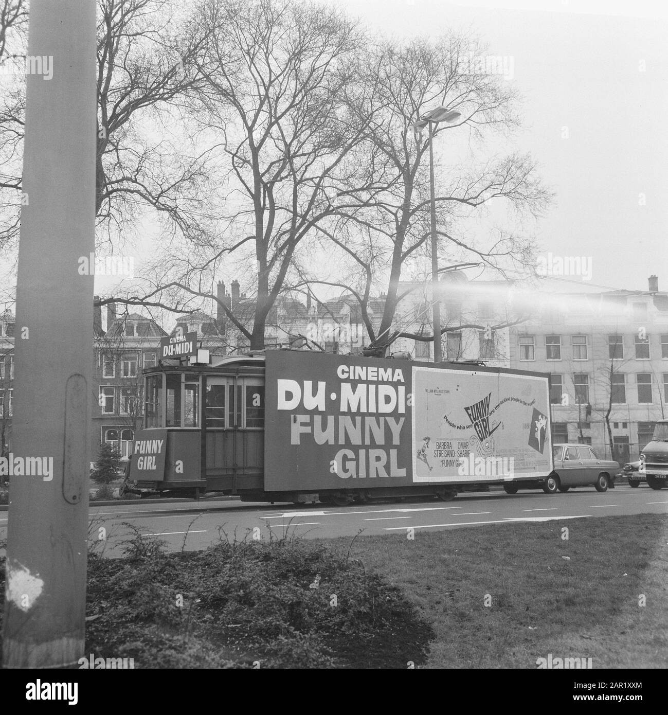 Serie. Film di campagna pubblicitaria Funny Girl (al Cinema Du Midi di Amsterdam). Automobile di pubblicità Data: 28 Febbraio 1969 posizione: Amsterdam, Noord-Holland Parole Chiave: Vetrine, film, pubblicità Foto Stock