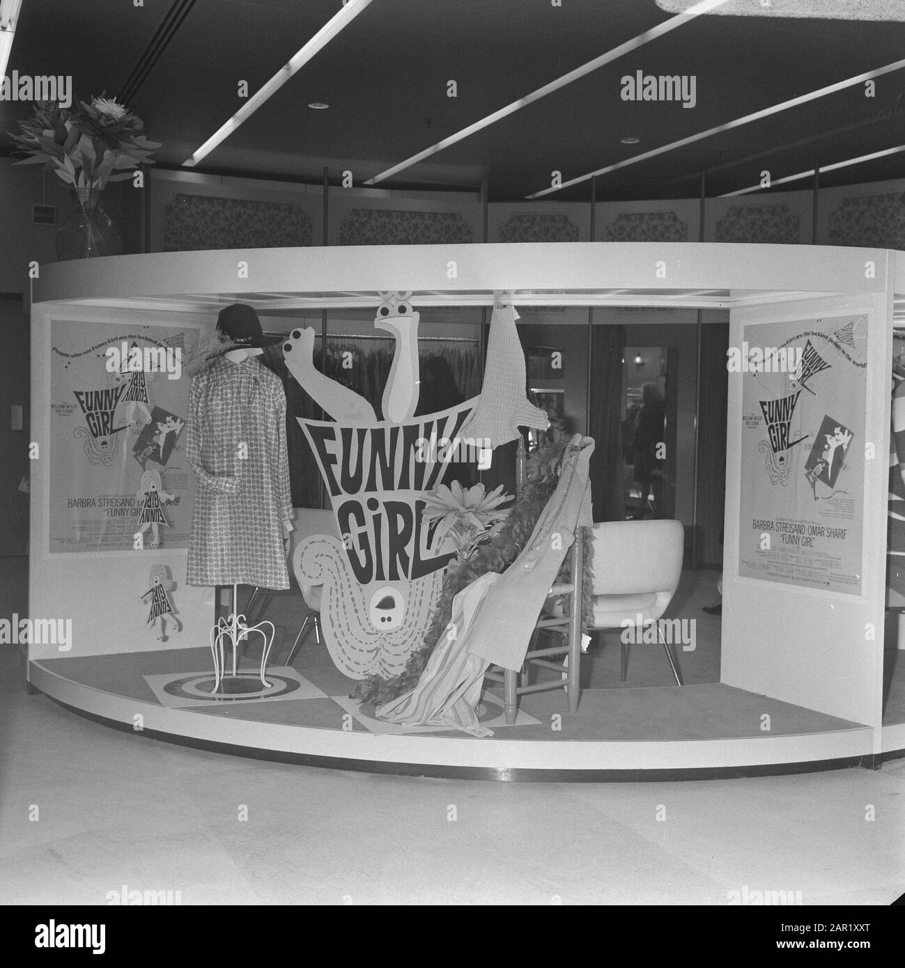 Serie. Film di campagna pubblicitaria Funny Girl (al Cinema Du Midi di Amsterdam). Vetrina Data: 28 Febbraio 1969 Località: Amsterdam, Noord-Holland Parole Chiave: Vetrine, film, pubblicità Foto Stock