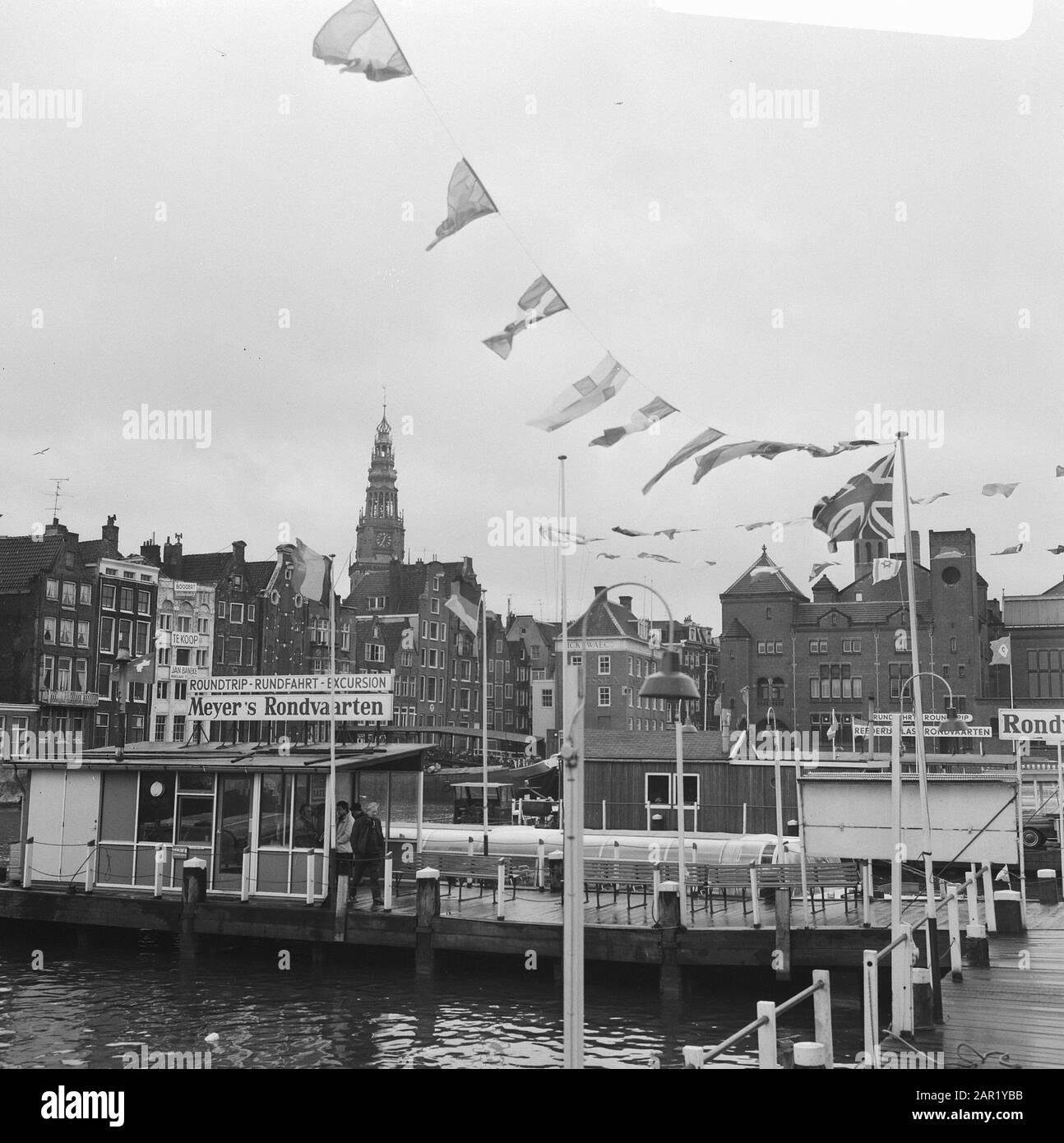 Barche da crociera (Amsterdam) al molo Data: 27 marzo 1970 posizione: Amsterdam, Noord-Holland Parole Chiave: Barche da crociera Foto Stock