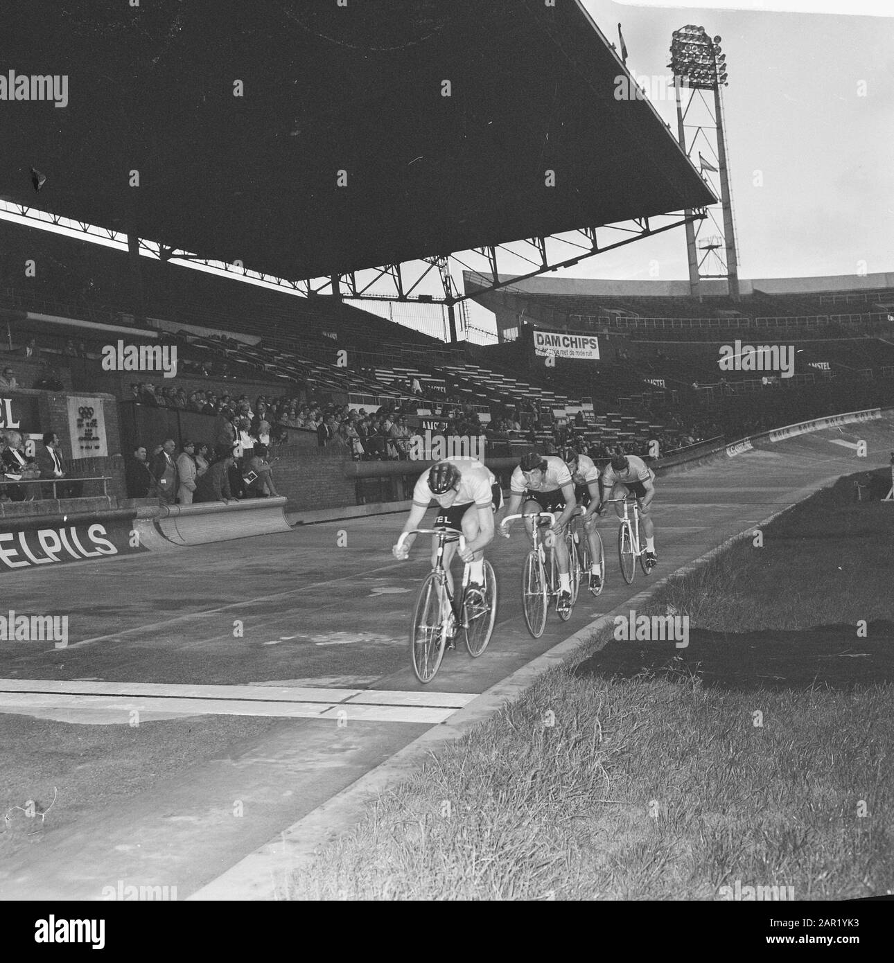 In bicicletta al Gran Premio di Amsterdam 1972 nello Stadio Olimpico A-selection inking team in azione (Roy Schuiten, Gerard Kamper, ad Dekkers, Nieuwenhuis) Data: 22 Giugno 1972 luogo: Amsterdam, Noord-Holland Parole Chiave: Ciclismo pista, Ciclismo, Team Pursuit, stadi, Ciclismo, Ciclismo Nome personale: Dekkers, Ad, Kamper, Gerard, Nieuwenhuis, [...], Schuiten, Roy Foto Stock