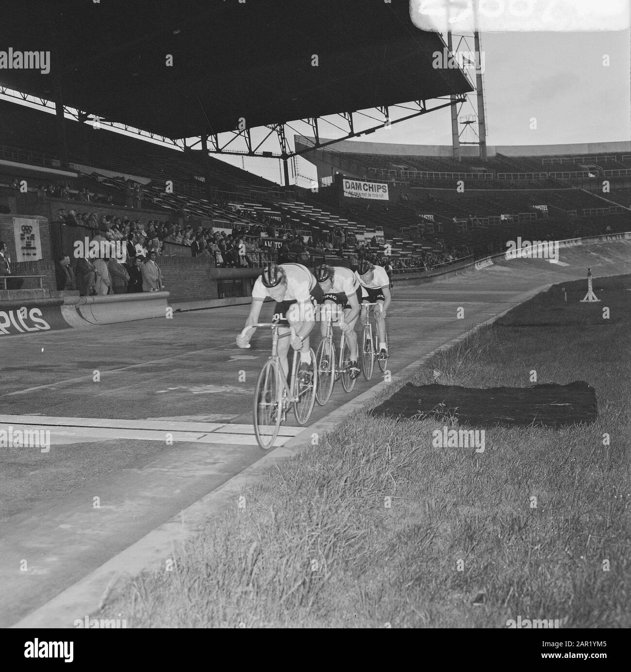 Ciclismo Per Il Gran Premio Di Amsterdam 1972 Nello Stadio Olimpico A-Selection Inking Team (Roy Schuiten, Gerard Kamper, Ad Dekkers) Data: 22 Giugno 1972 Luogo: Amsterdam, Olanda Del Nord Parole Chiave: Ciclismo, Ciclismo, Team Pursuit, Stadi, Ciclismo, Ciclismo Nome Personale: Kamper, Gerard, Schuiten, Peter, Schuiten, Roy Foto Stock