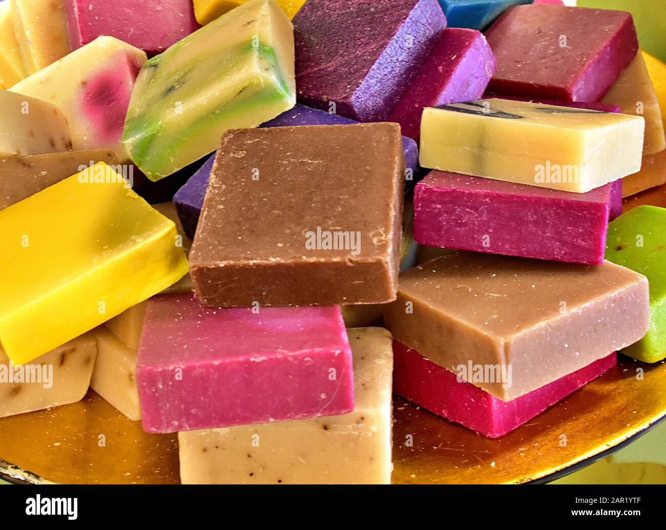 Glendale, STATI UNITI - 14 dicembre 2019: Un piatto di divertimento, saponi quadrati fatti in casa colorati. Foto Stock