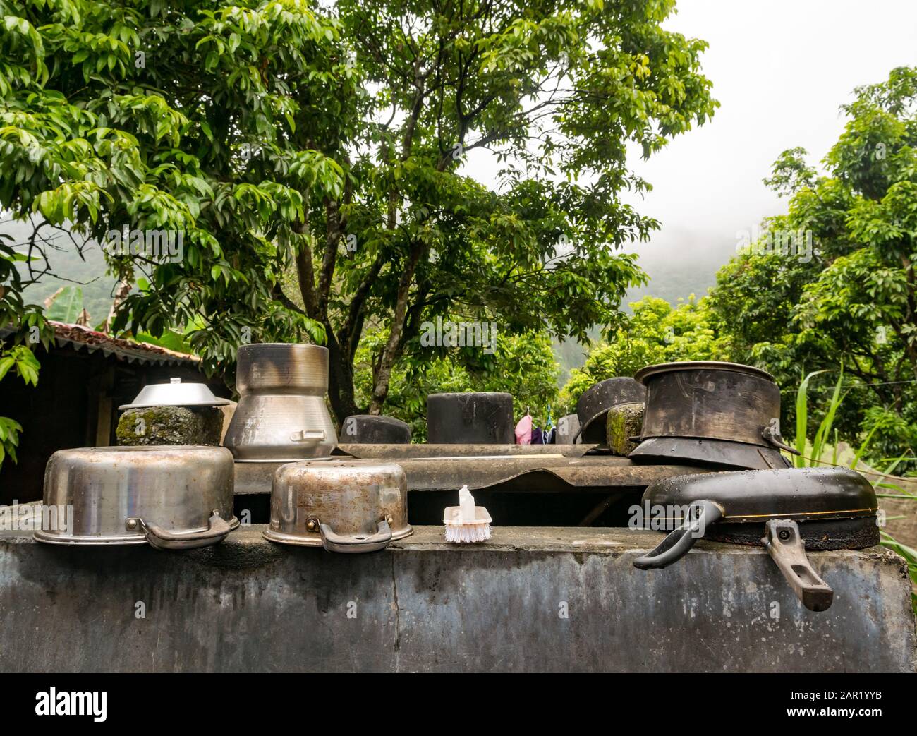 Pentole di cottura che asciugano dopo il lavaggio in su all'aperto, il villaggio del Viet Hai, l'isola di Ba del gatto, il Vietnam, l'Asia Foto Stock