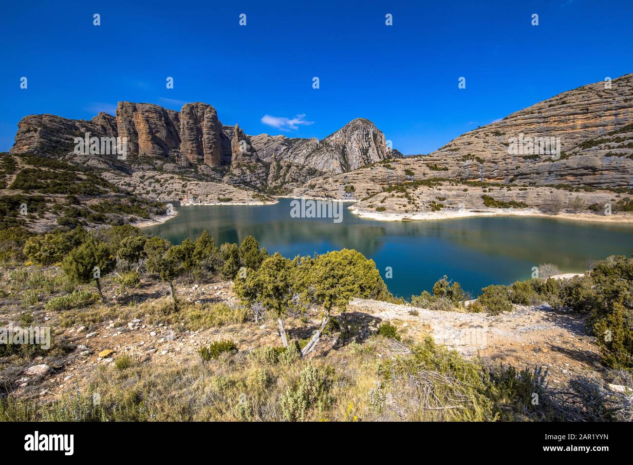 Vista dei clifs al serbatoio di Embalse de Vadiello nei Pirenei spagnoli vicino a Huesca, Spagna Foto Stock