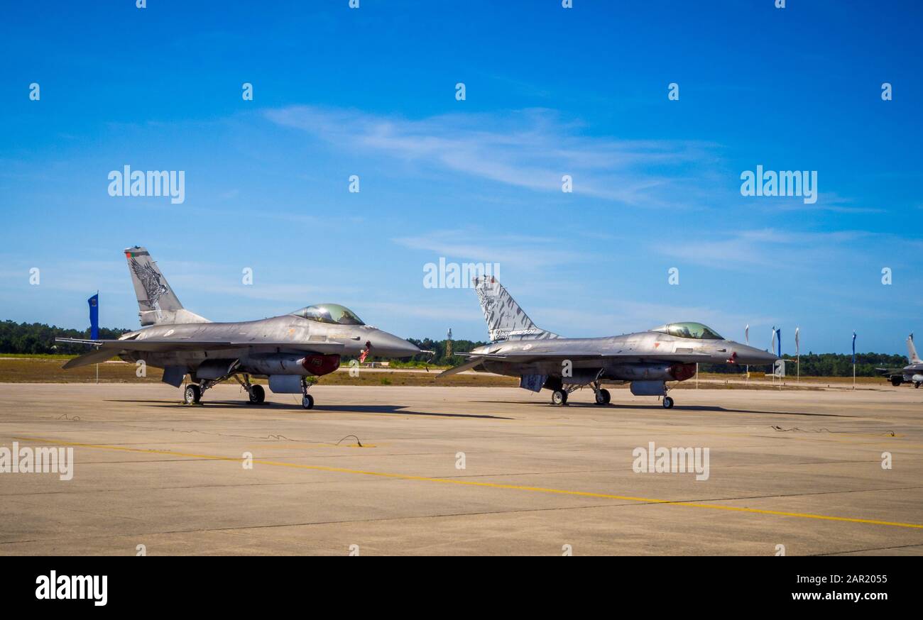 Monte REAL, PORTOGALLO - 10 settembre 2017: Monte REAL, PORTOGALLO - 10 settembre: Aereo da combattimento F-16 dell'aeronautica portoghese durante il giorno di apertura annuale alla base Foto Stock