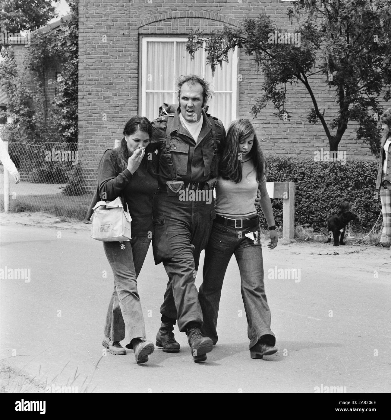 Quattro giorni 1973 Quattro giorni di Nijmegen, secondo giorno, soldato supporta due ragazze Data: 18 luglio 1973 luogo: Gelderland, Nijmegen Parole Chiave: Ragazze, VIEDAYS, Soldati Foto Stock