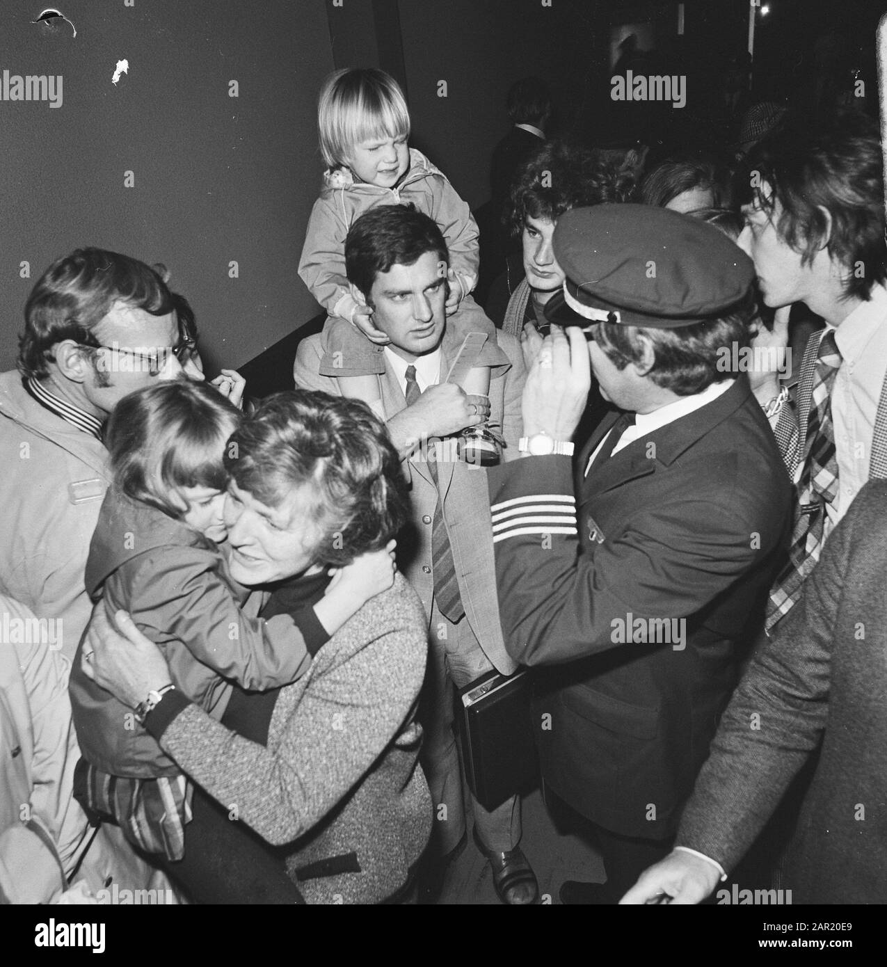 Dirottamento del Boeing 747 della KLM il Mississippi Ha Liberato i passeggeri con i bambini arriva a Schiphol Data: 27 novembre 1973 luogo: Noord-Holland, Schiphol Parole Chiave: Arrivi, saluti, bambini, Passeggeri aerei Foto Stock
