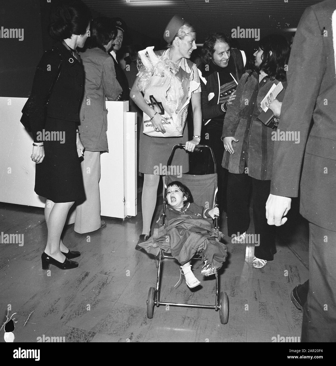 Dirottamento del Boeing 747 della KLM Mississippi Liberato passeggeri con bambini arrivano a Schiphol Data: 27 novembre 1973 Località: Noord-Holland, Schiphol Parole Chiave: Arrivi, buggy, bambini, Passeggeri aerei Foto Stock