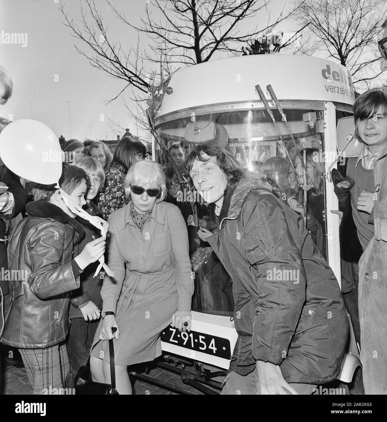 Il Ministro Vorrink apre Witkarstation, Vorrink con Luud Schimmelpeninck su witkar Data: 20 marzo 1974 Parole Chiave: Aperture, stregs Nome personale: Schimmelpennink, Luud, Vorrink, Irene Foto Stock