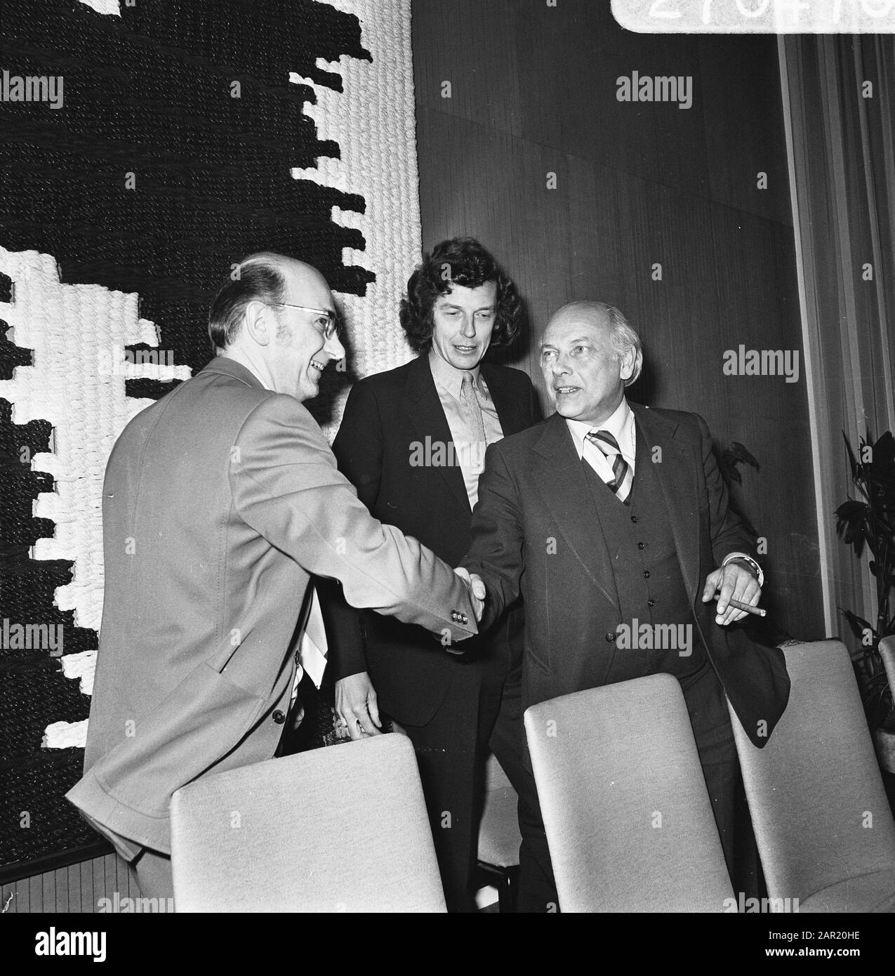 Il governo parla con i rappresentanti delle organizzazioni dei dipendenti e dei datori di lavoro Premier Den Uyl dà a NKV-presidente Spit una mano, in background NVV- presidente Kok Data: 6 marzo 1974 posizione: Den Haag, Zuid-Holland Parole Chiave: Ministro-presidenti, sindacati Nome personale: Kok, Wim, Spit, Wim, Uyl, Joop den Foto Stock
