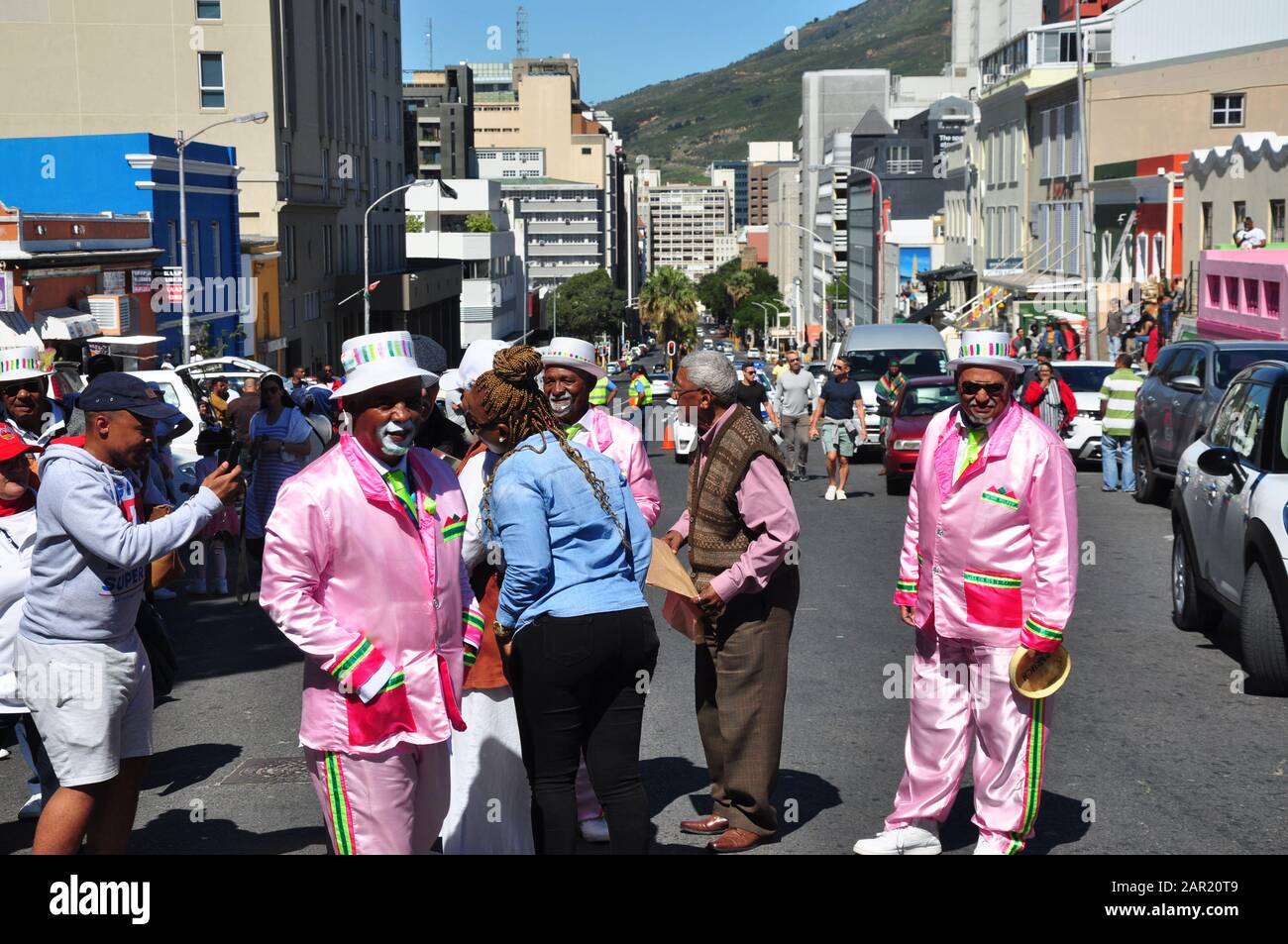 I membri vestiti della comunità di Bo-Kaap si preparano alla visita del principe Harry & Meghan nel loro modo unico ed esuberante. Foto Stock