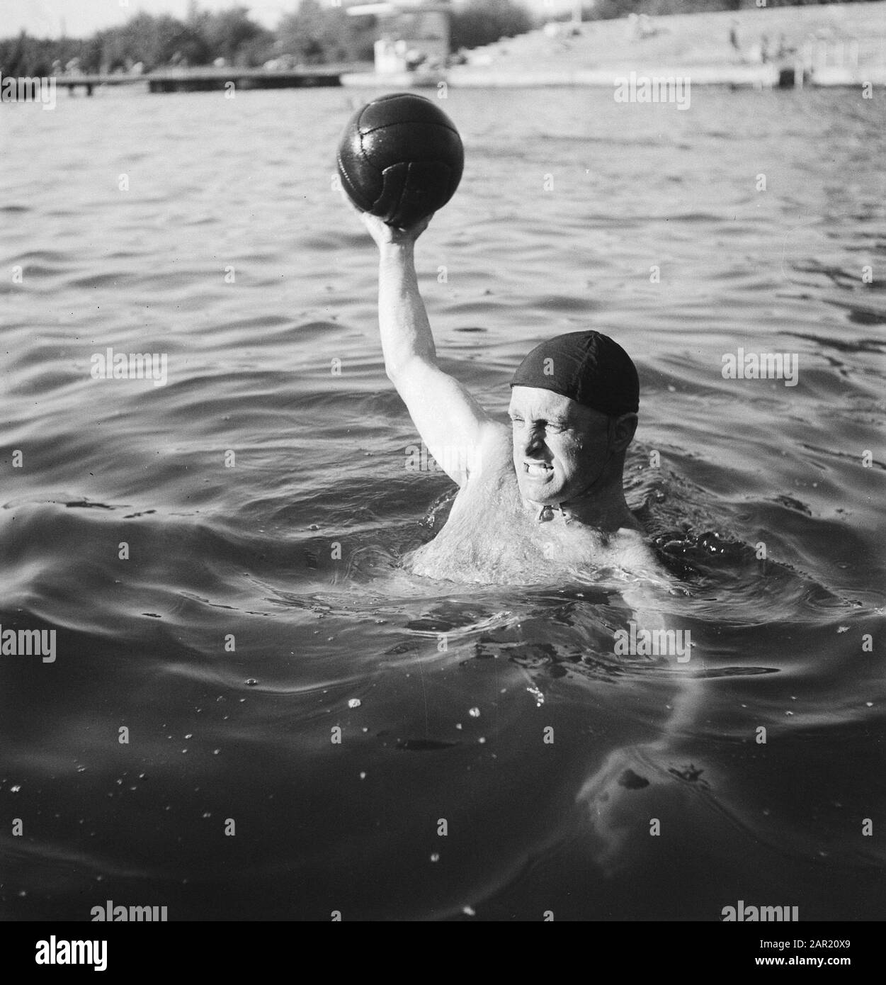 Allenamento di nuoto condotto dal formatore Jan Stender Jan Stender stesso come pallanuoto giocatore Annotazione: Location pool Crailo Data: 27 luglio 1948 luogo: Hilversum Parole Chiave: Corsi di sport, nuoto Nome Persona: Stender, Jan Foto Stock