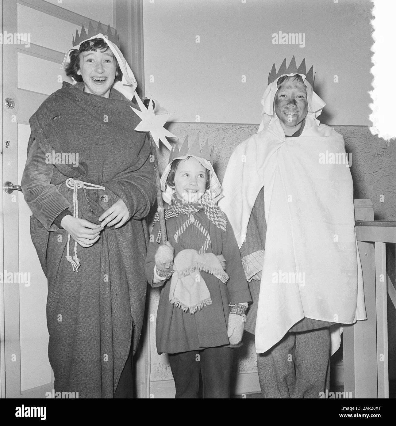 Epifania. I bambini vestiti come i tre re che stanno davanti ad una porta aperta Annotazione: Foto datata 8-7-1949, ma la sera prima dell'Epifania è il 5 gennaio. Forse registrato in precedenza Data: 8 luglio 1949 luogo: Voorschoten, Zuid-Holland Parole Chiave: Bambini Foto Stock