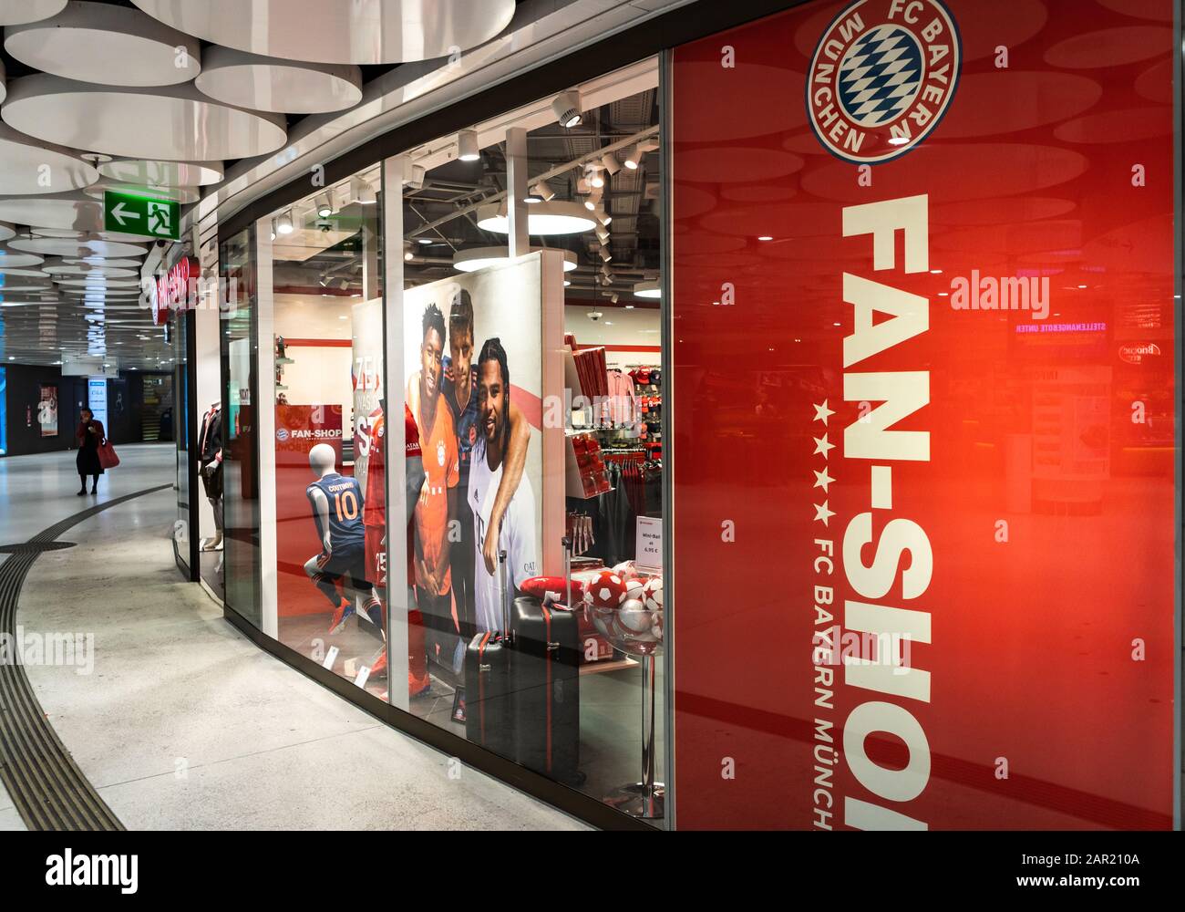 Monaco di Baviera, GERMANIA - 19 settembre 2019: FC Bayern Monaco negozio  di tifosi vendita abbigliamento per calcio stadio partita in tedesco  Bundesliga o interna Foto stock - Alamy