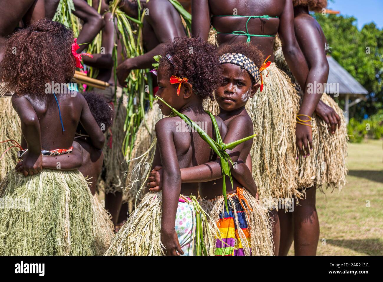 Cantare-cantare a Bougainville, Papua Nuova Guinea. Festival villaggio colorato su Bougainville con musica e danza. L'identità culturale e la coesione custodire tutti i gruppi di popolazione di Bougainville Foto Stock