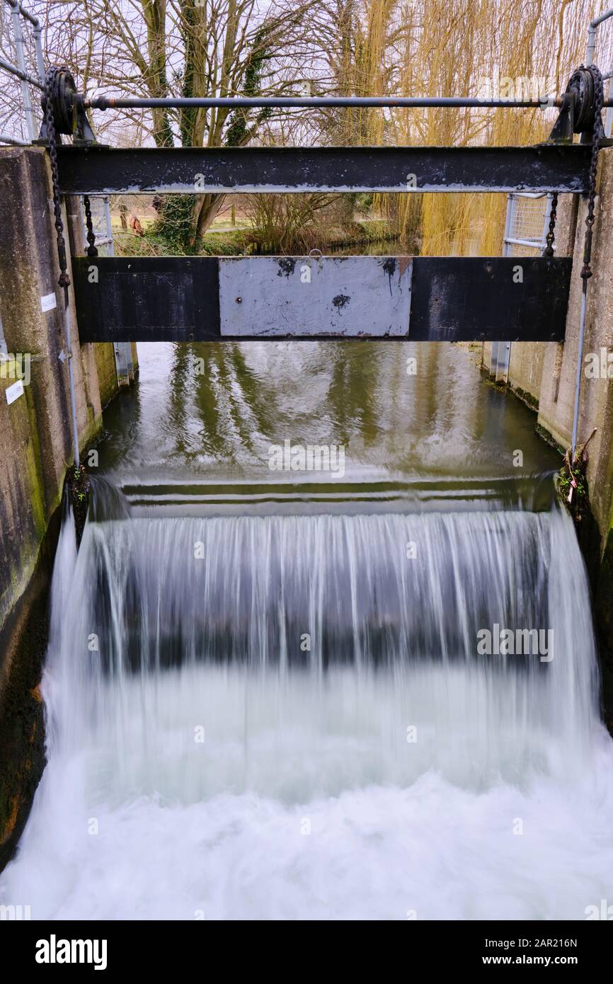 Acqua che scorre su una chiusa di cancello inclinabile sul fiume Slea vicino Coglesford mulino Watermill a Sleaford, Lincolnshire Foto Stock