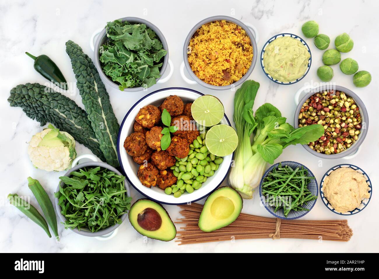 Vegan super food collection con alimenti ad alto contenuto di antiossidanti, vitamine, minerali, proteine, carboidrati intelligenti, omega 3 e fibre. Posa in piano su marmo. Foto Stock