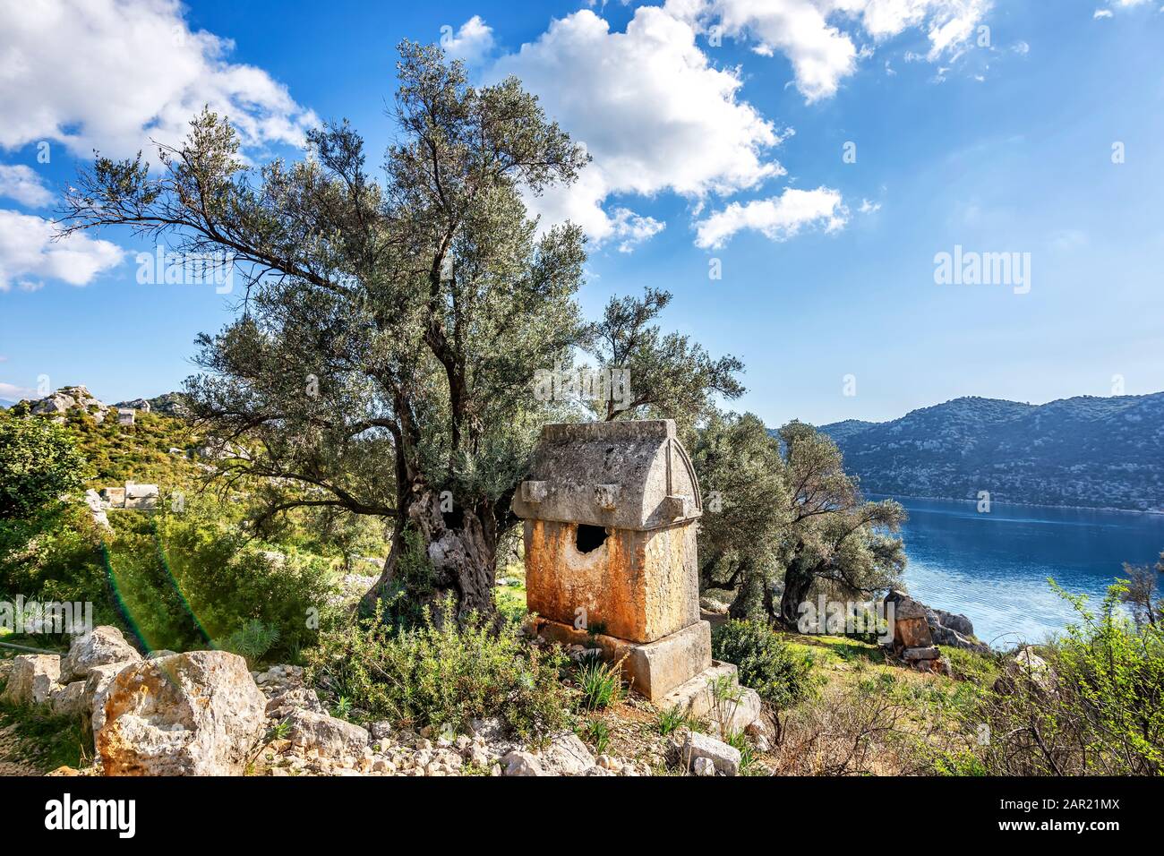 Üçağız è uno dei punti nascosti di Antalya. Questo posto è conosciuto principalmente come l'antico nome 'Kekova'. Kekova è un'antica città licana Foto Stock