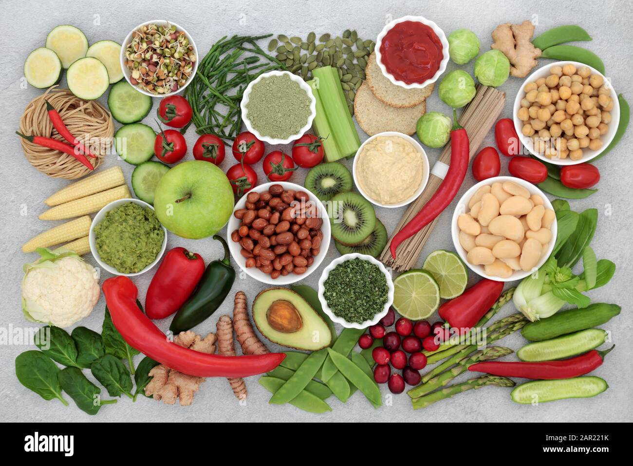 Vegan alimenti sani per un concetto di alimentazione pulita con alimenti ad alto contenuto di proteine, antocianine, vitamine, minerali, antiossidanti, carbs intelligenti e fibre. Foto Stock