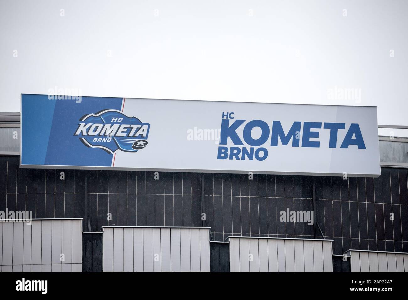 Brno, CECHIA - 5 NOVEMBRE 2019: Logo HC Kometa di fronte alla propria arena, la DRFG Arena, o Hala Rondo, a Brno. E' la principale squadra di hockey su ghiaccio Foto Stock