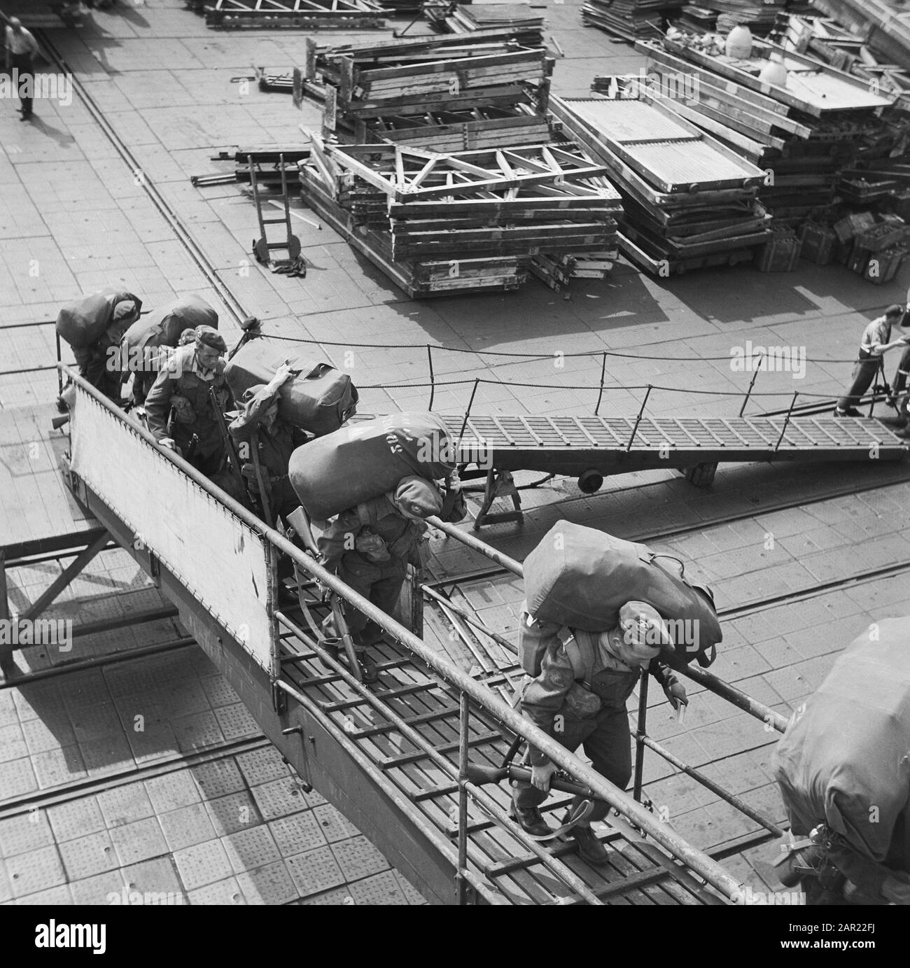 Partenza deVolendam con soldati Data: 31 luglio 1947 Parole Chiave: MITARY, DEPARTY, navi Nome personale: De volendam Foto Stock