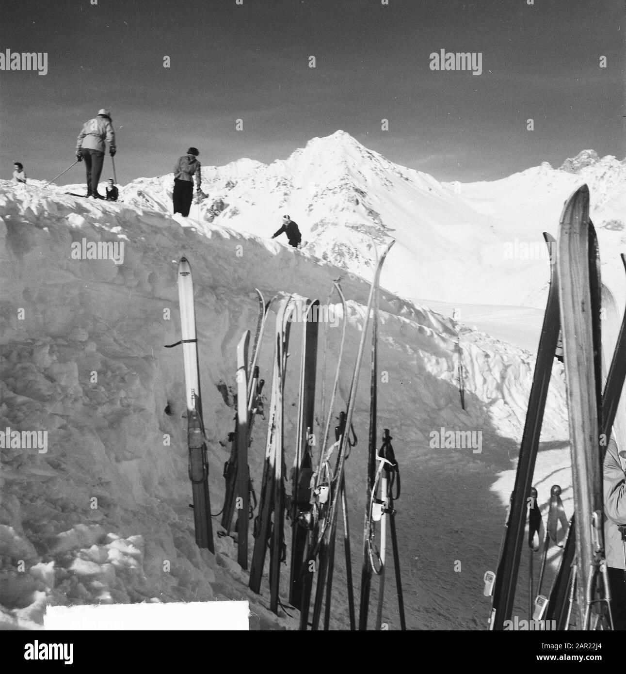 Paesaggio ecc Tirolo Royal famiglia a Sankt Anton. Sci in piedi in scena Data: 29 Dicembre 1950 Località: Austria, Tirolo Parole Chiave: Paesaggi, sci, turismo, sport invernali Foto Stock