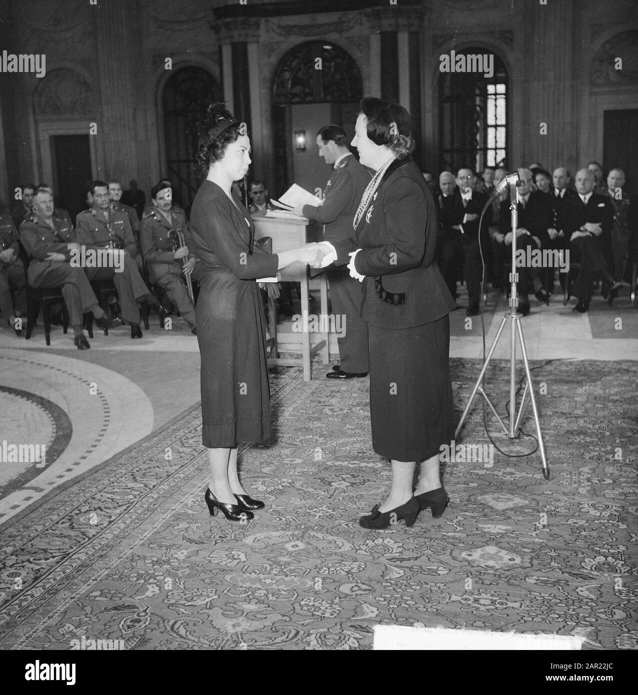 Durante una cerimonia nel Burgerzaal del Palazzo in Piazza Dam ad Amsterdam, la Regina Juliana ha annunciato il suo incarico alla vedova del generale S. H. Spoor Comandante Dell'Ordine militare di Guglielmo. Alle vedove di Maj-Gen R. T. Overakker, liuto. P. A. den Ouden, res. Primo liuto. J. A. van Bijnen e T. Dobbe e la sorella del soldato J. F. Ketter Olivier, la regina informò che erano stati nominati cavaliere postumo della quarta classe militare 'Willemsorde. Data: 28 Settembre 1951 Luogo: Amsterdam, Noord-Holland Parole Chiave: Awards Nome Personale: Julian Foto Stock