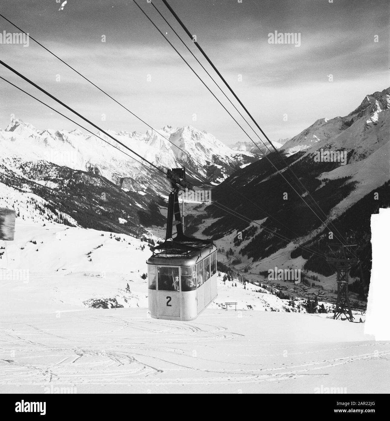 Paesaggio ecc Tirolo Royal famiglia a Sankt Anton. Funivia Data: 29 Dicembre 1950 Località: Austria, Tirolo Parole Chiave: Funivie, paesaggi, turismo, sport invernali Foto Stock